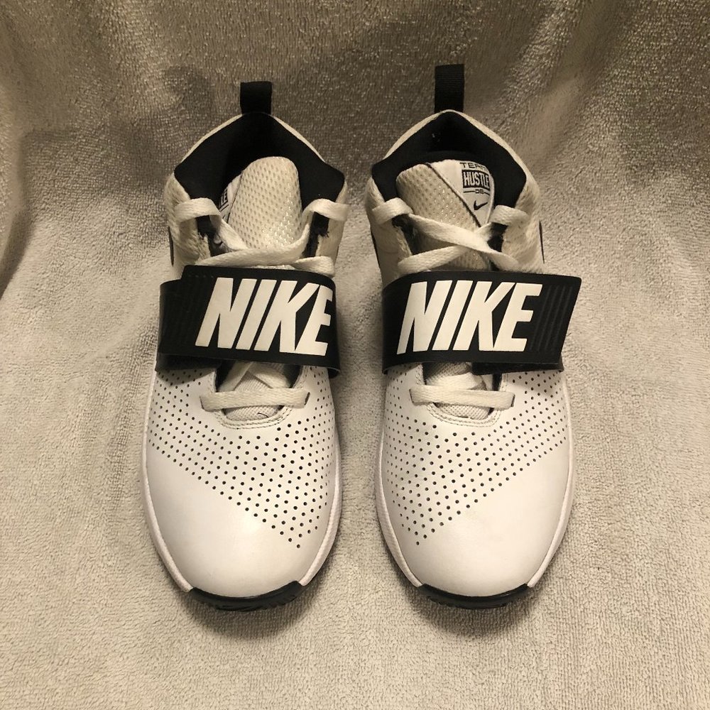 Nike - Team Hustle D8 Basketball Shoes